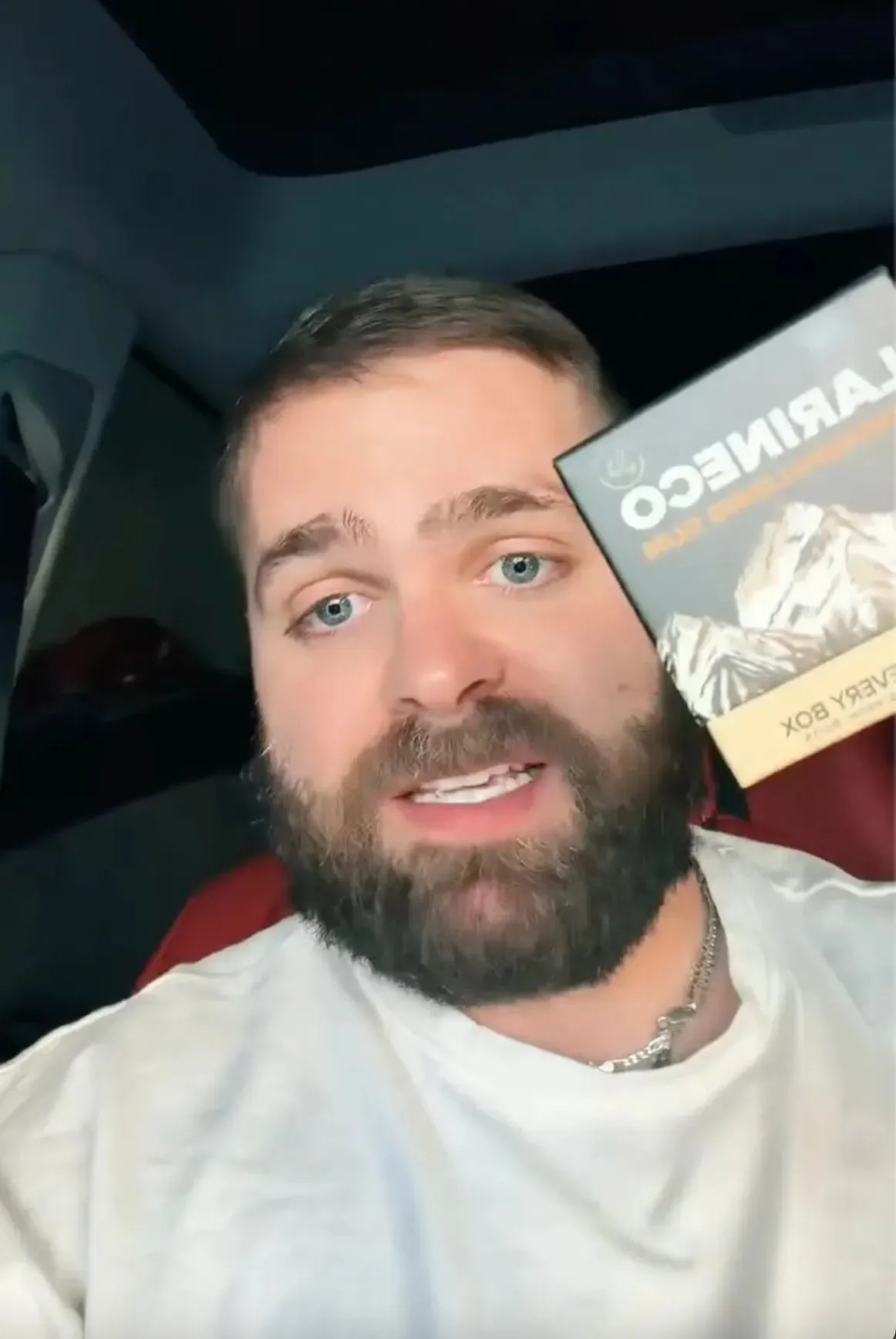 Customer holding a Larineco™ box