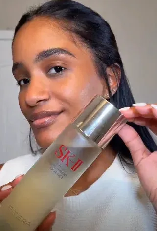 Liat holding PITERA Essence