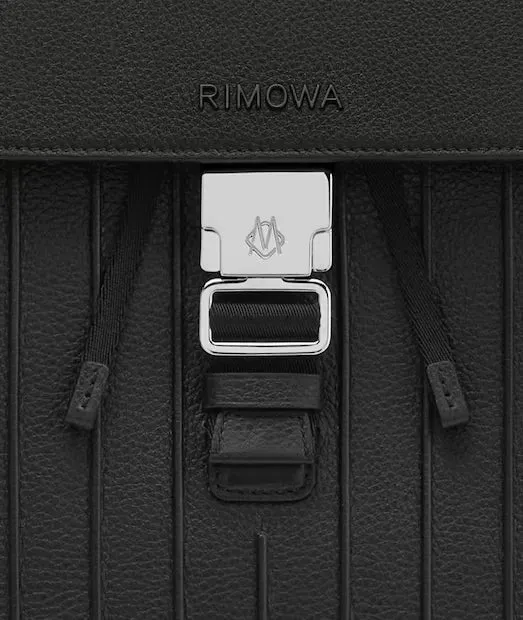 Grained leather grooves and the bespoke RIMOWA monogram speed clip buckle